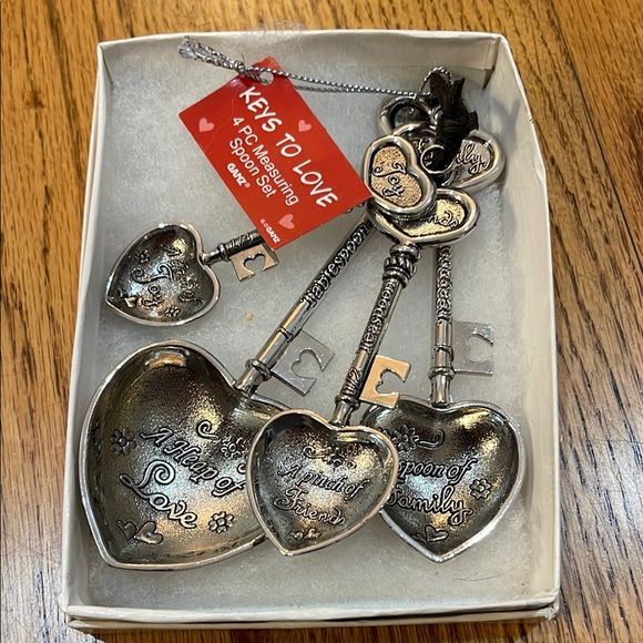 GANZ Other - GANZ 4 PC Measuring Spoon Set new w/o tags
With two ornaments